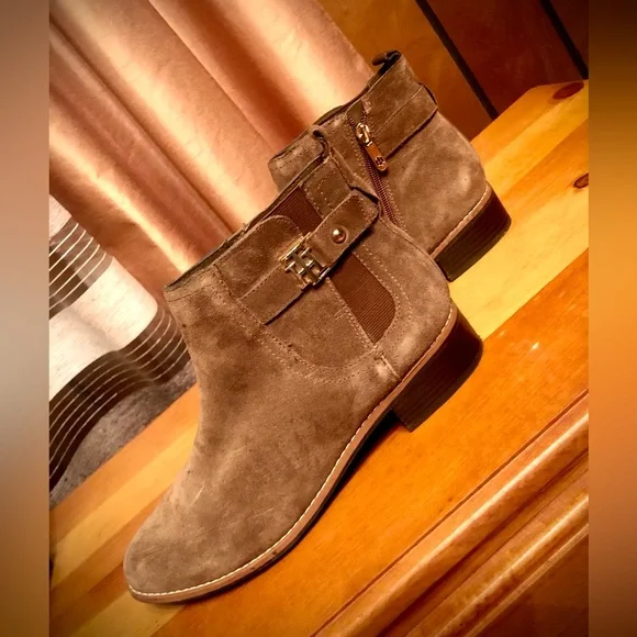 SOLD🔴 TOMMY Hilfiger brown or tan genuine leather (suede) booties size 9.5 - Picture 4 of 12